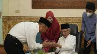 Menko PMK  Muhadjir Effendi bertemu pimpinan Ponpes Shiddiqiyyah Ploso Jombang Kiai Moch Muchtar Mu'thi alias Kiai Tar didampingi istri Shofwatul Ummah. (Istimewa).
