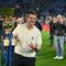 Pelatih Inter Milan Cristian Chivu mengangkat trofi Coppa Italia (AFP)