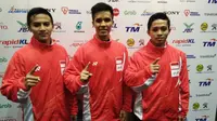 Tiga pesilat Indonesia (dari kiri ke kanan), Asep Yuldan, Nunu Nugraha, dan Anggi Faisal mempersembahkan medali emas dari nomor seni beregu putra SEA Games 2017. (Liputan6.com/Cakrayuri Nuralam)