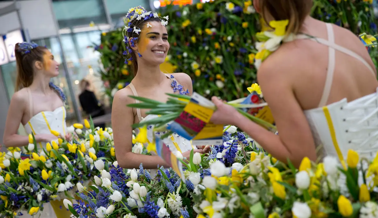 Sejumlah model memakai gaun yang dihiasi dengan bunga saat pameran bunga Keukenhof di Central Station di Utrecht, Belanda, (29/3). Pameran ini menghadirkan sekitar 20.000 bunga musim semi. (AP Photo / Peter Dejong)