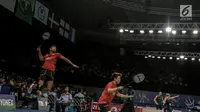 Tontowi Ahmad melompat ke udara saat akan memukul kok dalam laga pertama Indonesia Open 2017 di Jakarta, Selasa (13/6). Tontowi/Liliyana unggul dengan skor 19 - 21 - 21. (Liputan6.com/Faizal Fanani)