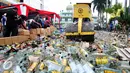 Petugas mengoperasikan Alat Berat untuk menghancurkan botol minuman keras (miras) di Mapolres Jakarta Selatan, Rabu (10/6/2015). Pemusnahan 8.000 botol miras untuk menekan peredaran miras khususnya menjelang bulan Ramadan. (Liputan6.com/Yoppy Renato)