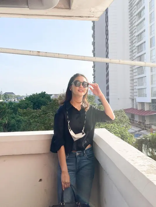 Chandrika Chika selalu berhasil mencuri perhatian publik dengan gaya penampilannya. Saat memakai outfit hitam, gaya penampilannya kian elegan. Terlebih, ia memakai kacamata yang membuatnya terlihat trendi. (Liputan6.com/IG/@chndrika_)
