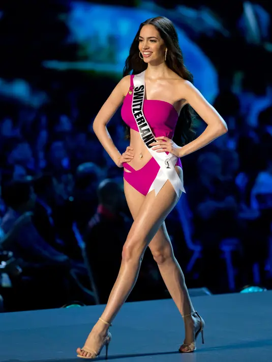 Miss Swiss, Jastina Doreen Riederer tampil dalam balutan baju renang dalam preliminary competition ajang Miss Universe 2018 di Bangkok, Thailand, Kamis (13/12). Tahun ini Miss Unverse memasuki penyelenggaraan tahun ke-67. (AP/Gemunu Amarasinghe)