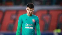 Kiper Borneo FC, Nadeo Argawinata saat menghadapi Persija Jakarta pada laga pekan ke-7 BRI Liga 1 2023/2024 di Stadion Patriot Candrabhaga, Bekasi, Rabu (9/8/2023). (Bola.com/Bagaskara Lazuardi)