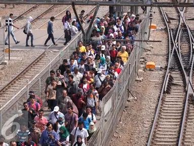 Ratusan pekerja yang tinggal di luar Ibu Kota saat tiba di stasiun Tanah Abang, Jakarta, Selasa (29/9/2015). Data Kemenaker per September 2015 sebanyak 43.085 orang terkena PHK akibat lambatnya pertumbuhan ekonomi. (Liputan6.com/Angga Yuniar)