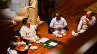 Presiden Prabowo Subianto mengadakan rapat secara maraton bersama sejumlah Menteri Kabinet Merah Putih di kediaman pribadinya, Hambalang, Kabupaten Bogor, Jawa Barat, Rabu (20/8/2025). (Foto: biro pers)
