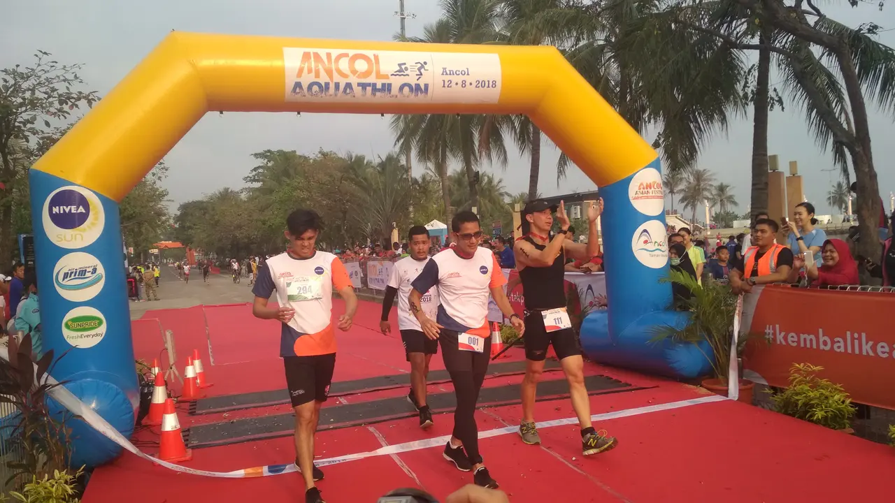Bakal calon wakil presiden Sandiaga Uno mengikuti kompetisi multisport renang dan lari Aquathlon yang digelar di Pantai Lagoon, Ancol, Minggu (13/8/2018). (Liputan6.com/Moch Harun Syah)