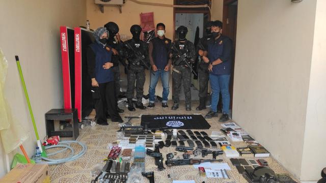 Barang bukti senjata api di lokasi penangkapan terduga teroris berinisial DE (27) di Jalan Raya Bulak Sentul RT 07 RW 27 Harapan Jaya, Bekasi Utara, Kota Bekasi, Jawa Barat, Senin, 14 Agustus 2023. (Liputan6.com/Bam Sinulingga)