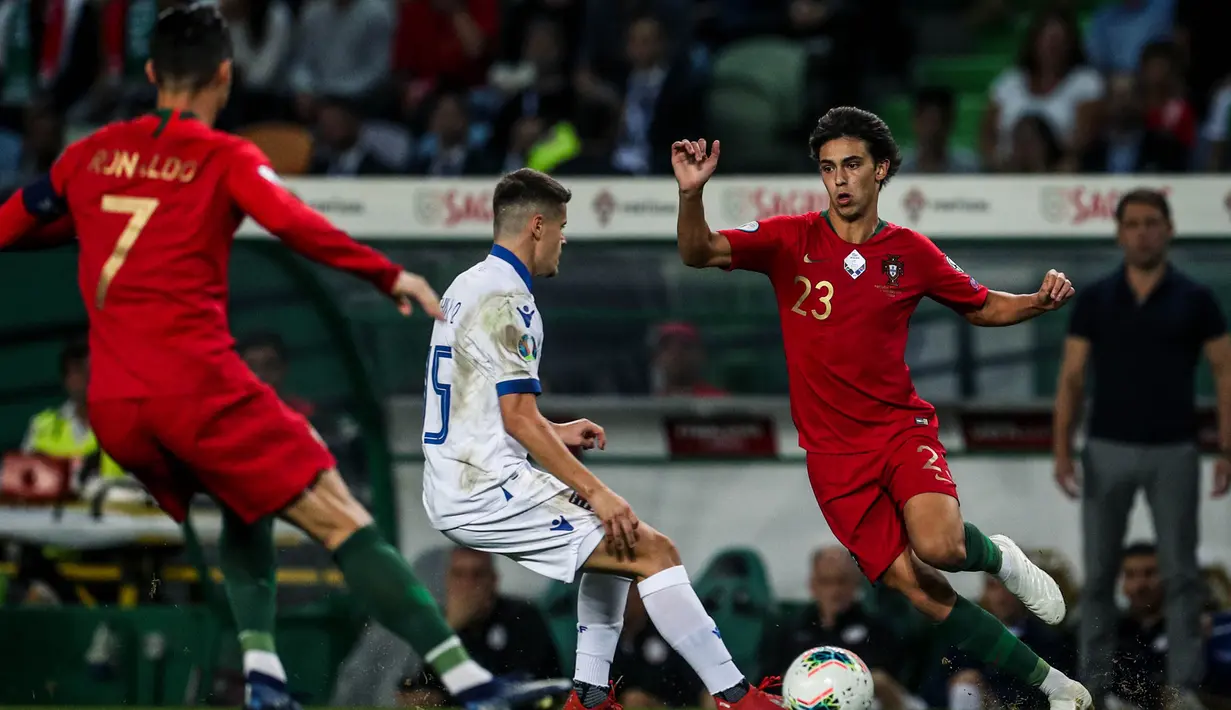 Gelandang Portugal, Joao Felix, berusaha melewati gelandang Luksemburg, Olivier Thill, pada laga Kualifikasi Piala Eropa 2020 di Stadion Jose Alvalade, Lisbon, Sabtu (11/10). Portugal menang 3-0 atas Luksemburg. (AFP/Carlos Costa)