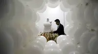 Gaun pernikahan unik yang terbuat dari gabungan 600 balon