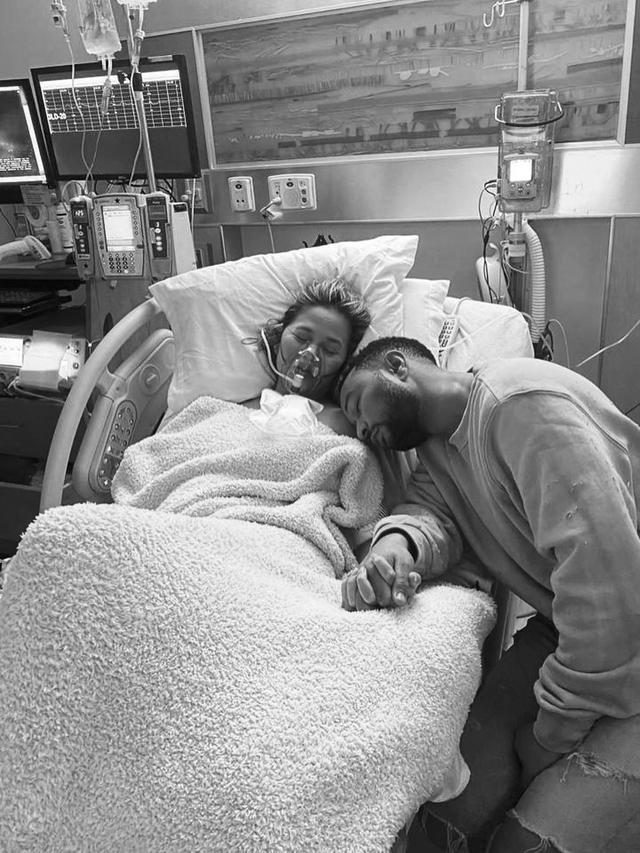 John Legend dan Chrissy Teigen mengucap perpisahan kepada bayinya. (Instagram/ chrissyteigen)