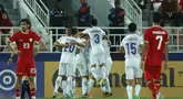 Para pemain Uzbekistan melakukan selebrasi setelah gol bunuh diri yang dicetak oleh Indonesia saat pertandingan semifinal Piala Asia U-23 Qatar 2024 melawan Indonesia di Stadion Abdullah Bin Khalifa di Doha pada 29 April 2024. (KARIM JAAFAR/AFP)