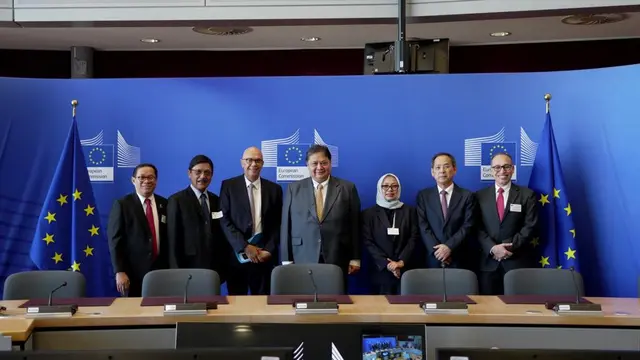 Airlangga Hartarto bersama delegasi dari Malaysia yang dipimpin  Deputi Perdana Menteri Malaysia Fadillah Yusof saat berkunjung ke markas Uni Eropa di Brussels, Belgia.