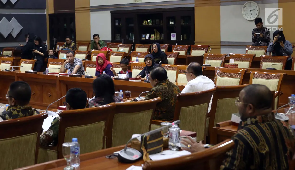 Suasana rapat pleno Komisi III DPR bersama terpidana kasus pelanggaran UU ITE sekaligus korban pelecehan seksual Baiq Nuril di Gedung Nusantara III, Jakarta, Rabu (23/7/2019). Rapat meminta tanggapan fraksi terkait surat pertimbangan amnesti dari Presiden Joko Widodo. (Liputan6.com/JohanTallo)