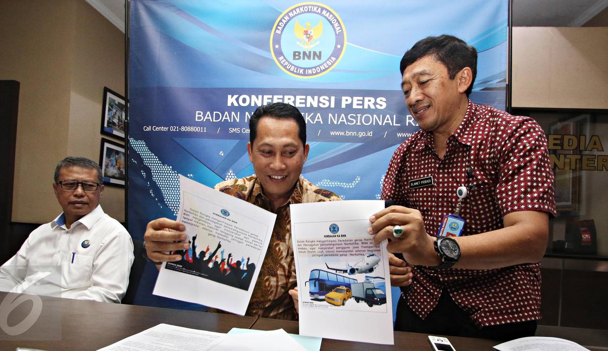 Kepala BNN (tengah) Komjen Budi Waseso memberitahukan surat edaran di Gedung BNN, Jakarta, (22/12). BNN berhasil mengamankan seorang pilot, pramugara, dan pramugari sebuah maskapai penerbangan Indonesia. (Liputan6.com/Immanuel Antonius)
