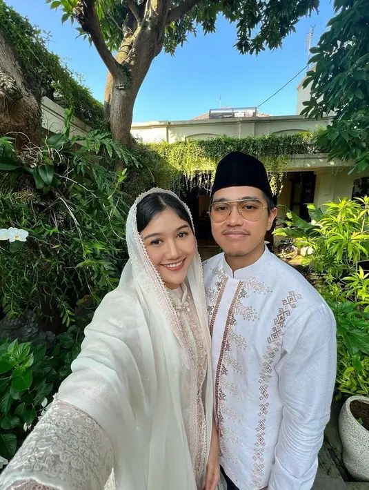 Saat berfoto dengan sang suami, Kaesang Pangarep yang memakai baju koko. Motif bordir warna nude menambah serasi tampilan pengantin baru tersebut. [Foto: @erinagudono]