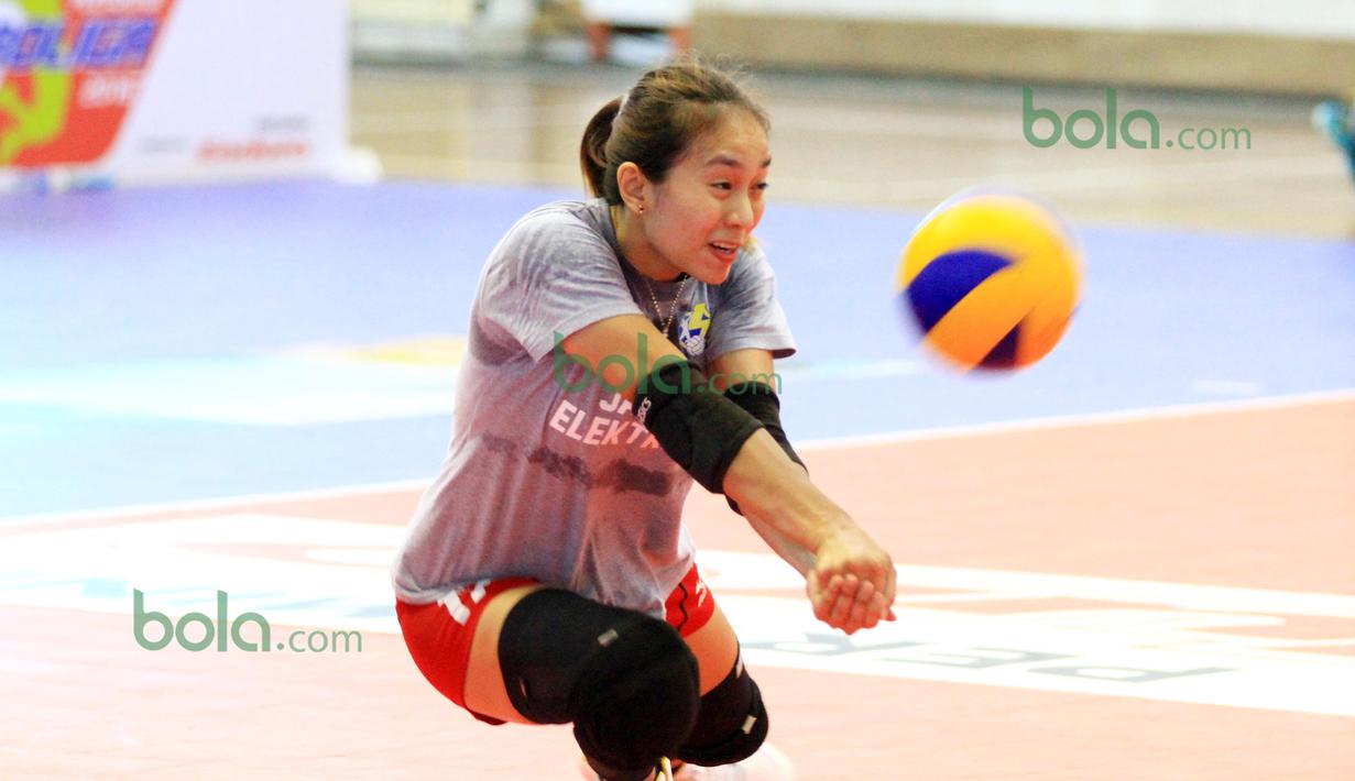Pevoli Berlian Marsheilla tengah mengembalikan bola  saat berlatih bersama Jakarta Elektrik PLN pada Lanjutan Proliga 2016 di Gor Ken Arok, Malang, Minggu (21/2/2016). (Bola.com/Nicklas Hanoatubun)