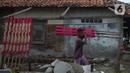 Pekerja menyelesaikan pembuatan hio menjelang perayaan Imlek 2022 di Teluk Naga Tangerang, Banten Minggu (16/1/2022). Meski pun masih dalam kondisi pandemi  Covid-19   industri kecil pembuatan hio dan lilin relatif stabil untuk produksi. (merdeka.com/Imam Buhori)
