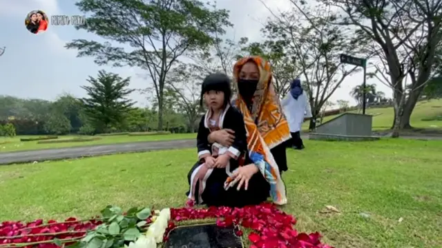 Pertama Kali Ajak Anak, Ini 6 Momen Haru Ririn Ekawati Ziarah ke Makam Mendiang Suami