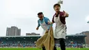 Warga membagi-bagikan kacang kepada penonton saat laga West Ham United vs Manchester United di Bleyn Ground 10/5/2016). (Action Images via Reuters/John Sibley)