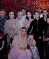 Keluarga Krisdayanti hadir dari ibunda, suami, anak-anak, hingga cucunya. Tampak Yuni Shara hadir mengenakan baju serba hitam kompak dengan Raul Lemos. Amora mengenakan dress warna gold. Sementara ibundanya tampil dengan abaya pink. [@aurelie.hermansyah]