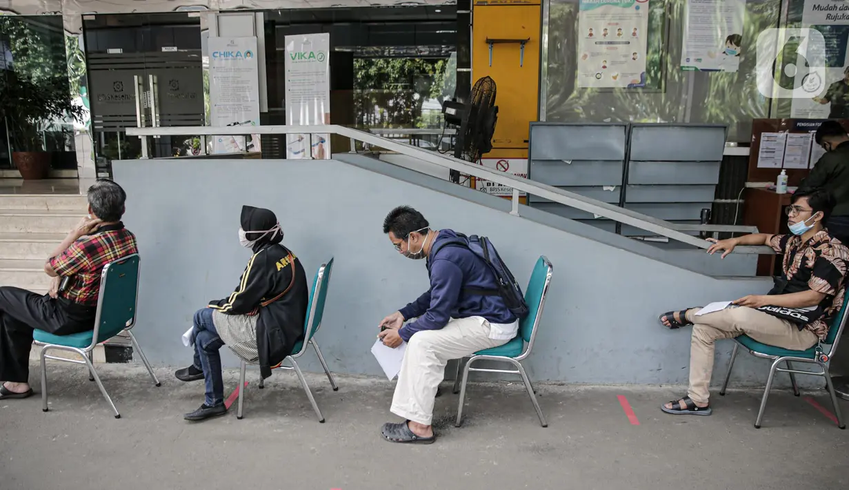 Warga antre mengurus administrasi proses turun kelas di Kantor BPJS Kesehatan Cabang Jakarta Selatan, Jumat (15/5/2020). Pemerintah akan menaikkan iuran BPJS Kesehatan pada 1 Juli 2020 menjadi Rp150.000 untuk kelas I, Rp100.000 untuk kelas II dan Rp42.000 untuk kelas III (Liputan6.com/Faizal Fanani)