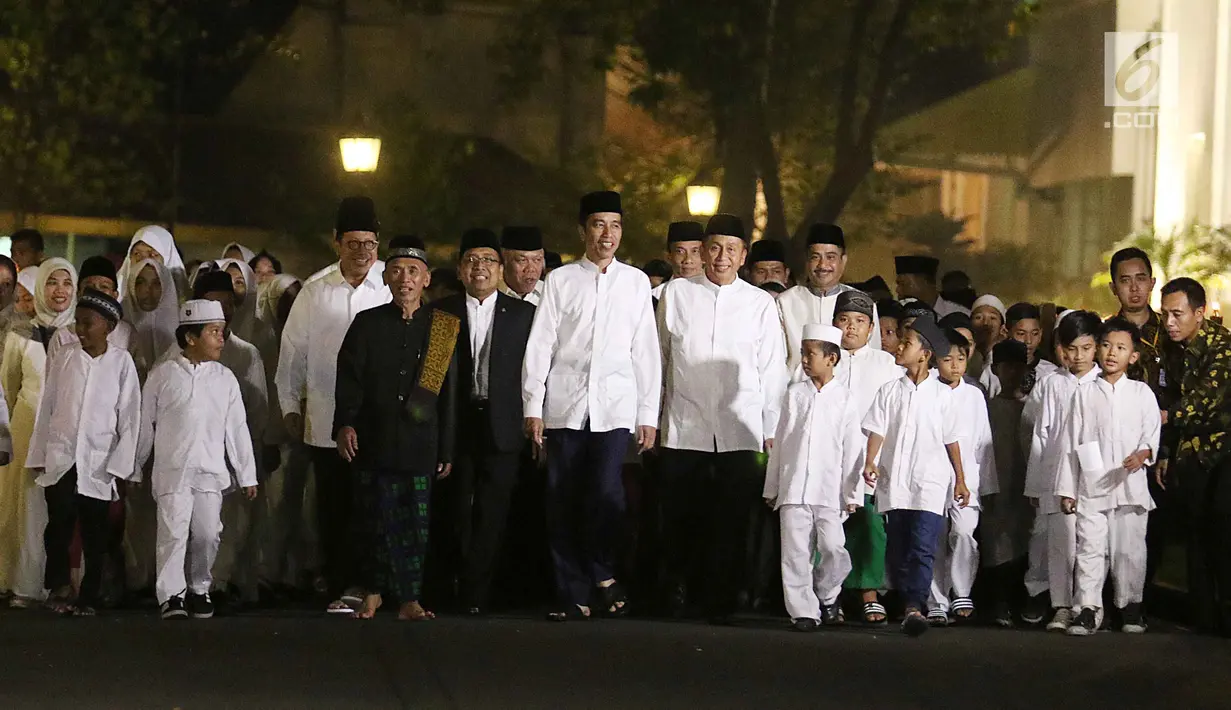 Presiden Joko Widodo (Jokowi) bersama anak-anak yatim se-Jabodetabek berjalan beriringan menuju masjid yang berada di halaman Istana, Jakarta, Senin (12/6). (Liputan6.com/Angga Yuniar)