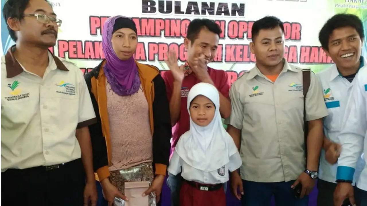 Cerita Siswi SD Difabel Asal Probolinggo Menulis dengan Kaki