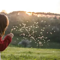 Interaksi singkat yang hangat di pagi hari bisa memberikan pengaruh besar bagi anak. Salah satunya melalui ritual “sunrise wish”, yaitu kebiasaan menyampaikan doa, harapan, atau pesan positif kepada anak sebelum mereka beraktivitas. (foto/dok: freepik/wirestock)
