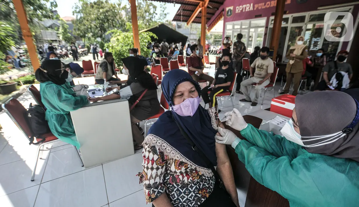 Warga disuntik vaksin Covid-19 saat program Vaksinasi Keliling di RPTRA Pulo Besar, Jakarta, Senin (12/7/2021). Pemprov DKI menggelar Vaksinasi Keliling dengan sistem jemput bola untuk mengejar target vaksinasi agar mencapai kekebalan kelompok (herd immunity). (merdeka.com/Iqbal S Nugroho)