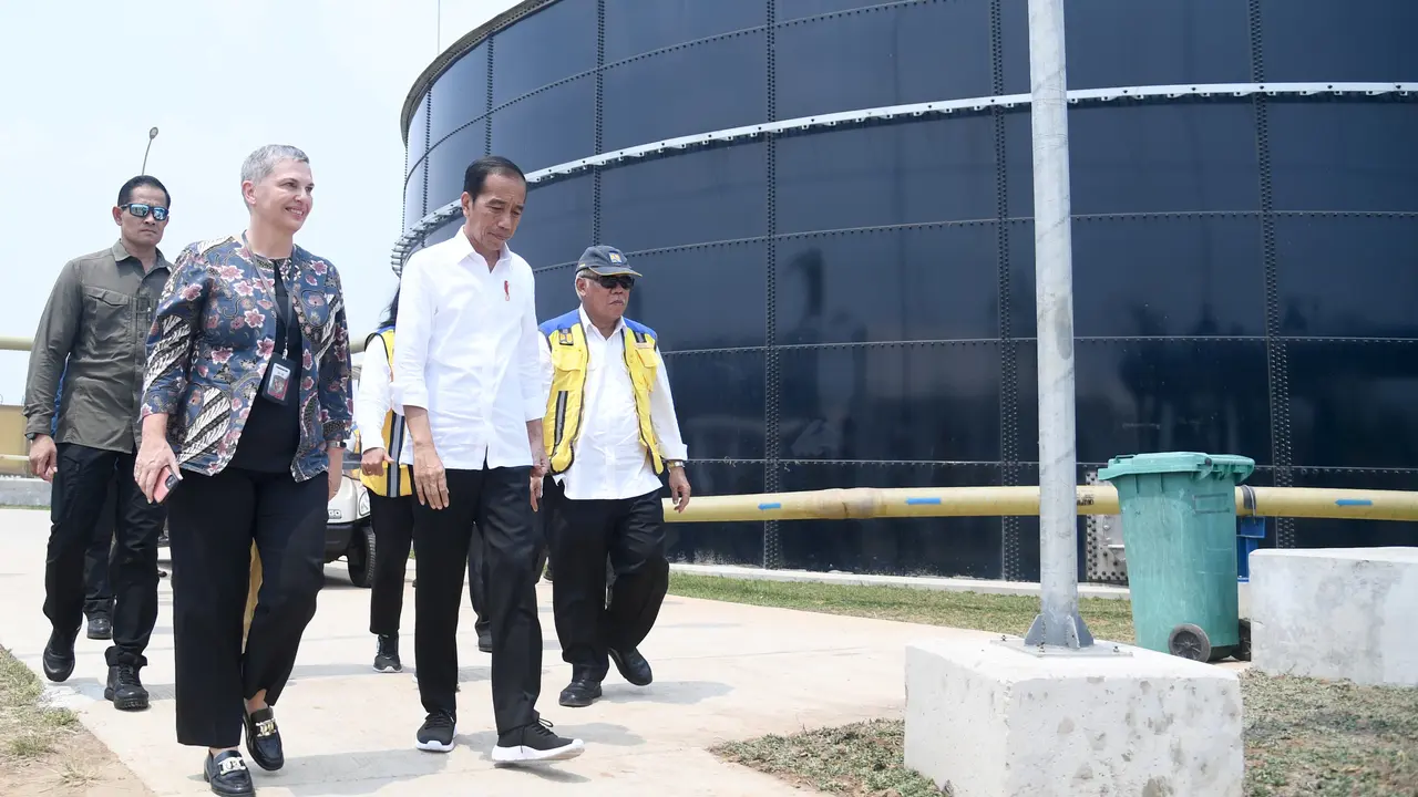 Presiden Joko Widodo (Jokowi) meresmikan Sistem Pengelolaan Air Limbah Domestik Terpusat (SPALD-T) Sei Selayur di Kota Palembang, Sumatera Selatan, Kamis (26/10/2023).