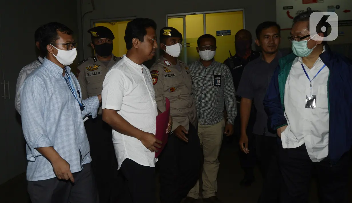 Mantan Ketua Umum PPP Muhammad Romahurmuziy atau Romy keluar dari Rumah Tahanan KPK di Jakarta, Rabu (29/4/2020). Romy bebas sesuai dengan vonis Pengadilan Tinggi DKI Jakarta yang menjatuhkan hukuman 1 tahun penjara, sementara KPK masih melakukan kasasi di Mahkamah Agung. (merdeka.com/Dwi Narwoko)
