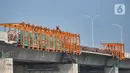 Pekerja menyelesaikan proyek 6 Ruas Tol Dalam Kota Seksi A rute Kelapa Gading-Pulo Gebang, Jakarta, Rabu (9/6/2021). Dirut PT Jakarta Tollroad Development Frans S. Sunito mengungkapkan pembangunan jalan tol tersebut ditargetkan selesai Juli 2021. (merdeka.com/Iqbal S. Nugroho)