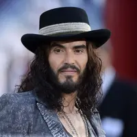 Russell Brand memang identik dengan rambut gondrong keritingnya yang berwarna hitam pekat. Aktor ‘Rock of Ages’ ini sepertinya sangat sayang dengan rambut gondronya. (Bintang/EPA)