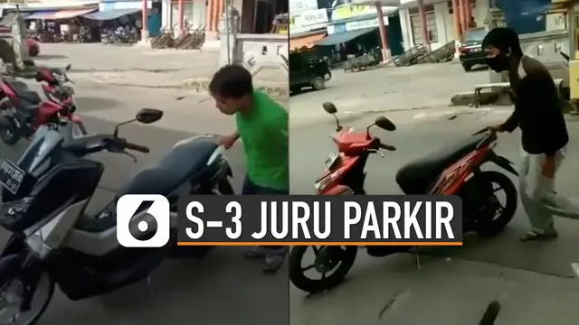 Seorang pria unjuk keahlian memarkirkan sepeda motor dengan satu tangan.