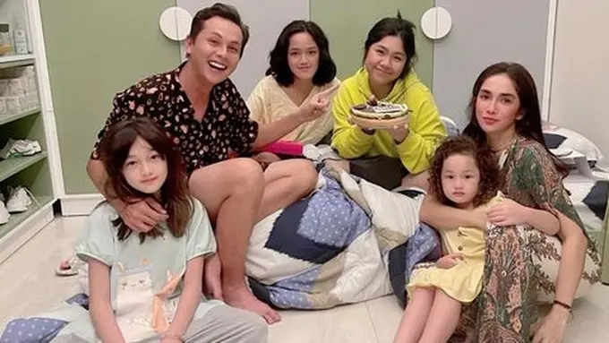 [Fimela] Ussy Sulistiawaty dan Andhika Pratama