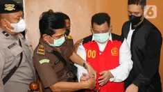 Asisten rumah tangga mantan Kadiv Propam Polri Ferdy Sambo, Kuat Ma’ruf (ketiga kiri) bersiap menjalani sidang perdana terkait kasus pembunuhan berencana Brigadir Nofriansyah Yosua Hutabarat atau Brigadir J di Ruang Utama Pengadilan Negeri Jakarta Selatan, Senin (17/10/2022). Sidang beragendakan pembacaan dakwaan oleh Jaksa Penuntut Umum. (Liputan6.com/Herman Zakharia)
