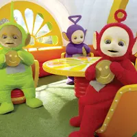 Apa saja di Indonesia identik dengan dangdut. Teletubbies pun dipoles Goyang Sambalado Ayu Ting Ting. Bikin kamu elus dada sambil ngakak!