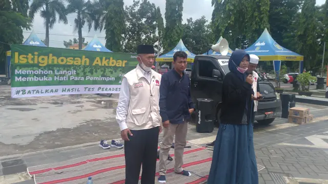 Peserta perades gagal, Ami'ul Khasanah saat menceritakan nasibnya terjegal menjadi menjadi Kadus Temuwoh, Desa Talokwohmojo, Kecamatan Ngawen, Kabupaten Blora. (Liputan6.com/Ahmad Adirin)