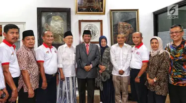 Ketua Gerakan Suluh Kebangsaan, Mahfud MD, Romo Benny dan peserta Jelajah Kebangsaan ketika foto bersama Salahuddin Wahid atau Gus Solah saat kunjungan ke Pesantren Tebuireng dan ziarah makam Gus Dur di Jombang, Rabu (20/2). (Liputan6.com/Johan Tallo)