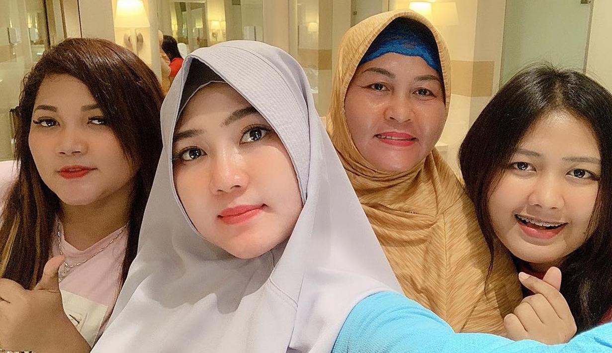 FOTO: Gaya Via Vallen saat Memakai Hijab, Semakin Menawan ...