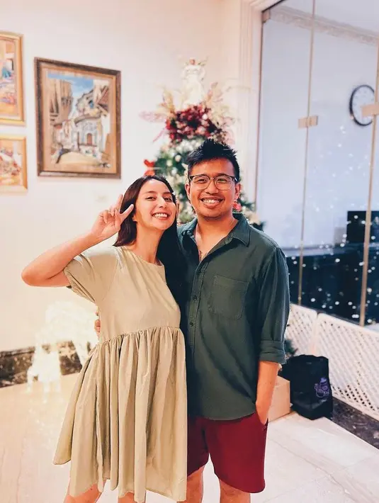 Momen perayaan Natal pertama sebagai Suami-Istri, Joshua Suherman tampil kompak bersama sang istri, Clairine Clay dalam balutan nuansa Natal, hijau-merah. (Instagram/jojosuherman).