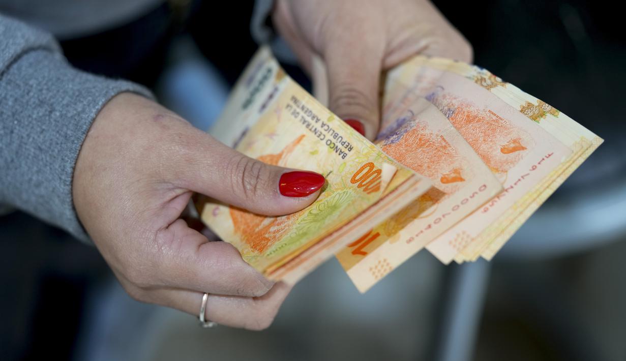 Sebotol krim perawatan kulit seharga $10 (Rp 150 ribu) di Uruguay bisa didapatkan dengan harga satu dolar (Rp 15 ribu) di seberang perbatasan. Dan satu liter bensin di Uruguay mendekati $2 (Rp 30 ribu). Di provinsi Entre Rios, Argentina, harganya 52 sen. (AP Photo/Natacha Pisarenko)