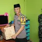 Kapolres Garut AKPB Budi Satria Wiguna memberikan santuan bagi korban bencana tsunami Selat Sunda (Liputan6.com/Jayadi Supriadin)