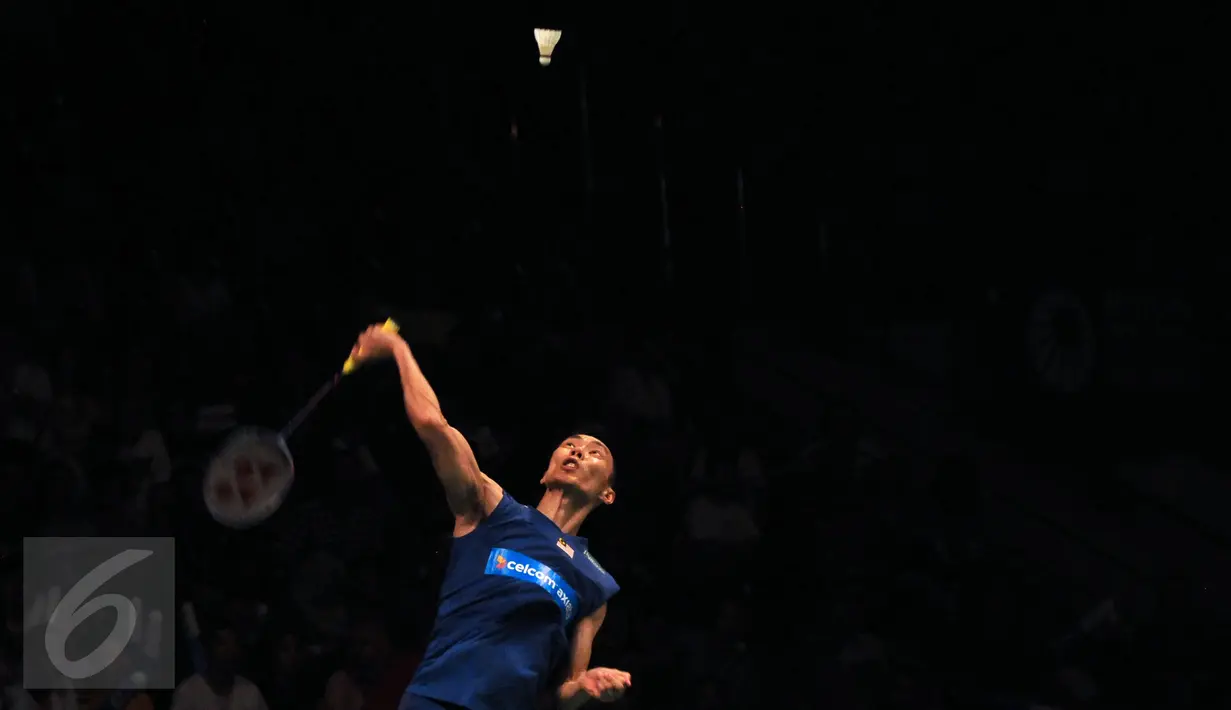 Tunggal putra Malaysia, Lee Chong Wei melakukan smes saat laga melawan Jan O Jorgensen (Denmark) di final BCA Indonesia Open 2016, Jakarta, Minggu (5/6/2016). Lee Chong Wei unggul 17-21, 21-19, 21-17. (Liputan6.com/Helmi Fithriansyah)