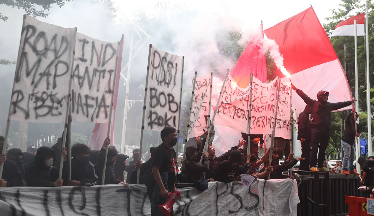 Dalam aksinya, penghuni Tribun Selatan itu menuntut perubahan mendasar dalam tubuh federasi. Tampak dalam foto, suporter timnas Indonesia, Ultras Garuda, saat menggelar aksi unjuk rasa di depan Kantor PSSI, GBK Arena, Senayan, Jakarta Pusat, Jumat (14/11/2025). (Bola.com/M Iqbal Ichsan)
