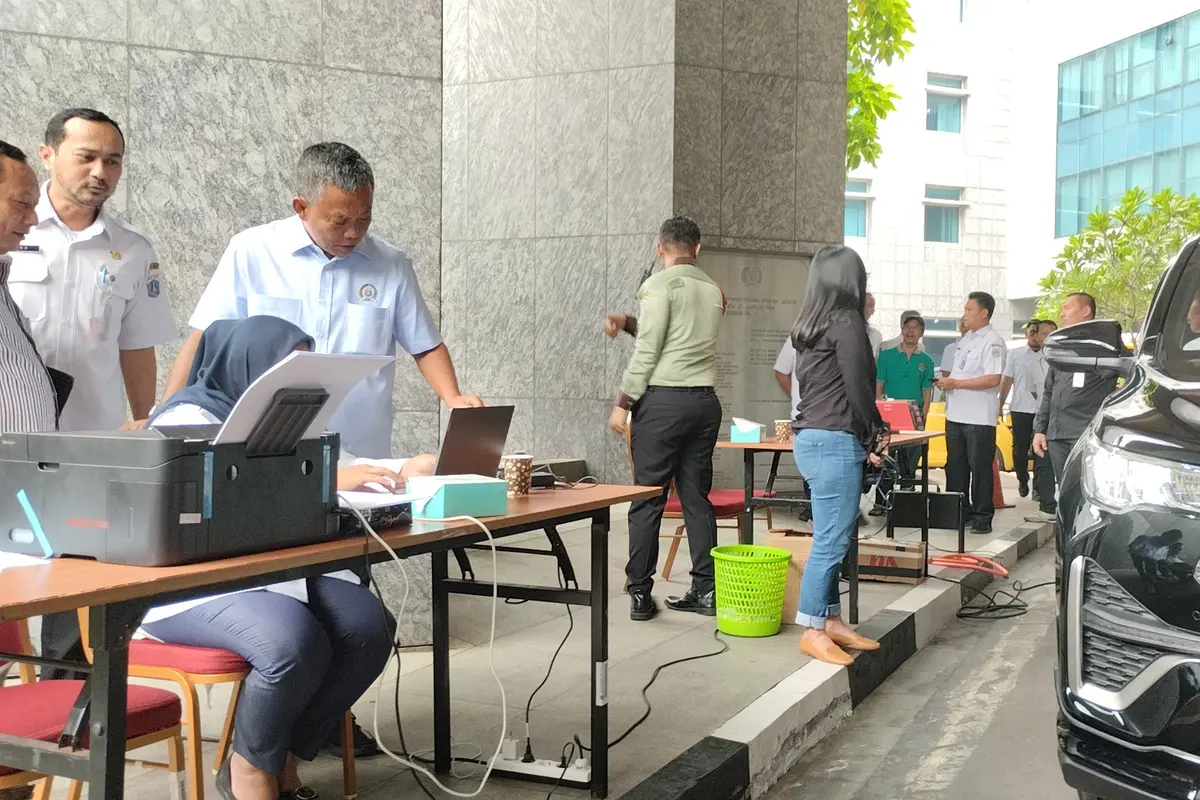 DPRD DKI Jakarta menggelar uji emisi kendaraan bermotor gratis untuk Aparatur Sipil Negara (ASN) dan Non ASN di lingkungan Pemerintah Provinsi (Pemprov) DKI Jakarta. Uji emisi dihelar di halaman Gedung DPRD DKI Jakarta (Liputan6.com/Winda Nelfira)