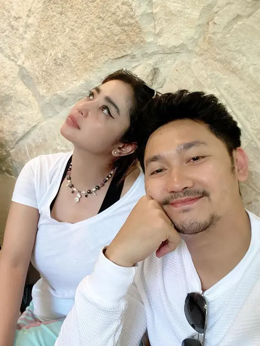 <p>Kabar Dewi Perssik dan Angga Wijaya berpisah sudah santer beredar sejak beberapa waktu lalu. Namun, Dewi Perssik masih belum membuka secara gamblang kepada media saat dikonfirmasi. (FOTO: instagram.com/anggawijaya88/)</p>