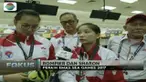 Pasangan ganda bowling putri ini berpelukan erat usai meraih medali emas di Sea Games 2017.
